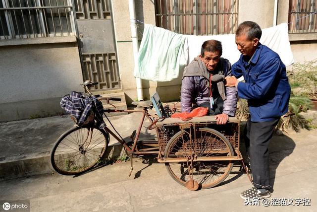 《抖音上做什么话题内容比较容易火》