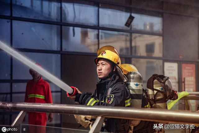 《抖音上做什么话题内容比较容易火》